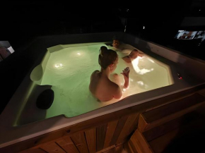 Vila Pitangueira - Apto Verde - Com Café No Centro de Serra Grande com Piscina, Jacuzzi, Internet Rápida